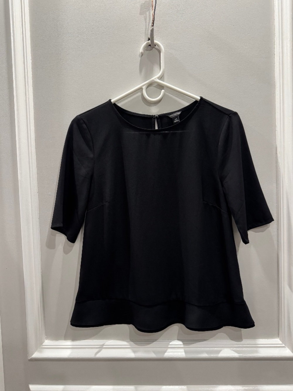 Ann Taylor Black Ruffle Hem Short Sleeve Blouse Top XS
